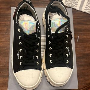 Womens 8

Palladium 

Revolt lo tx

New with manufacturer flaw